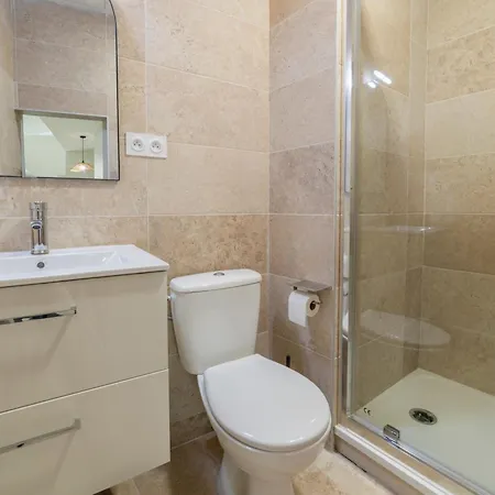 La Nimoise T2 Avec Climatisation Et Netflix Centre *